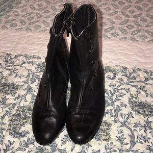 Antique girls boots. Size 11/12 Color black